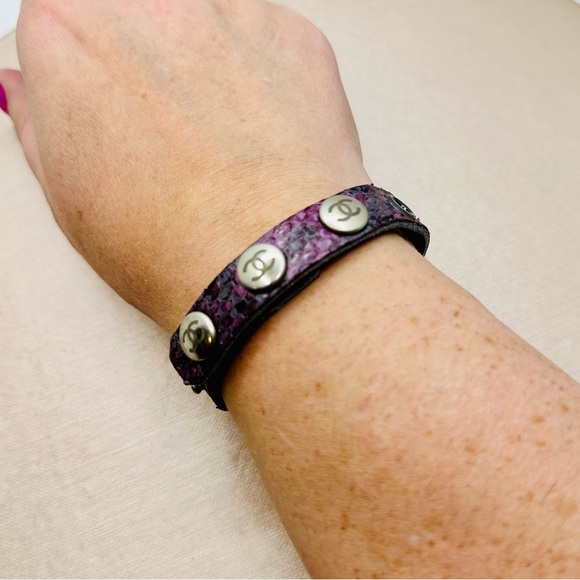 CHANEL EUC Vtg Exotic Purple Iridescent Python Snap CC Bracelet - Picture 2 of 12